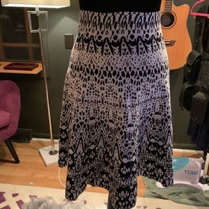 Sioni black & white print sweater skirt.